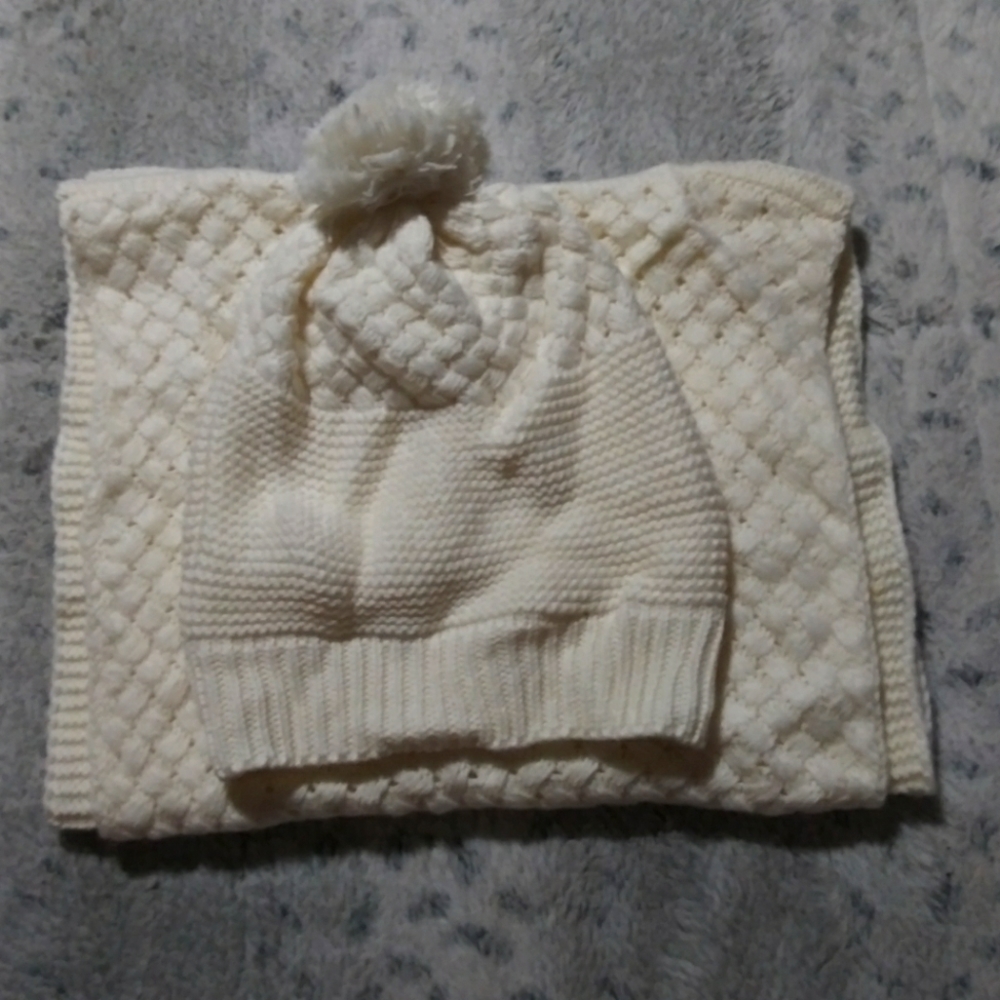 NWOT Knit Beanie+Scarf - Off White/Cream